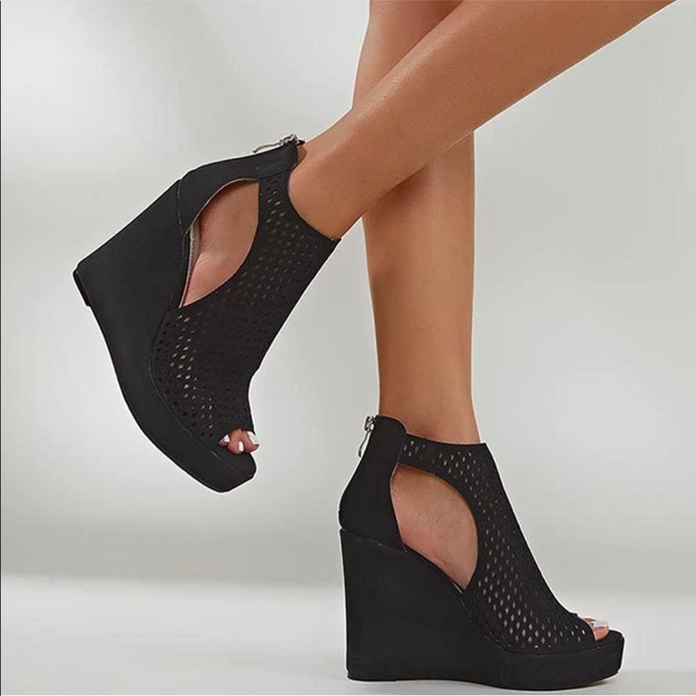 AOSPHIRAYLIAN BLACK WEDGE SANDAL. SIZE 7. NEVER WORN